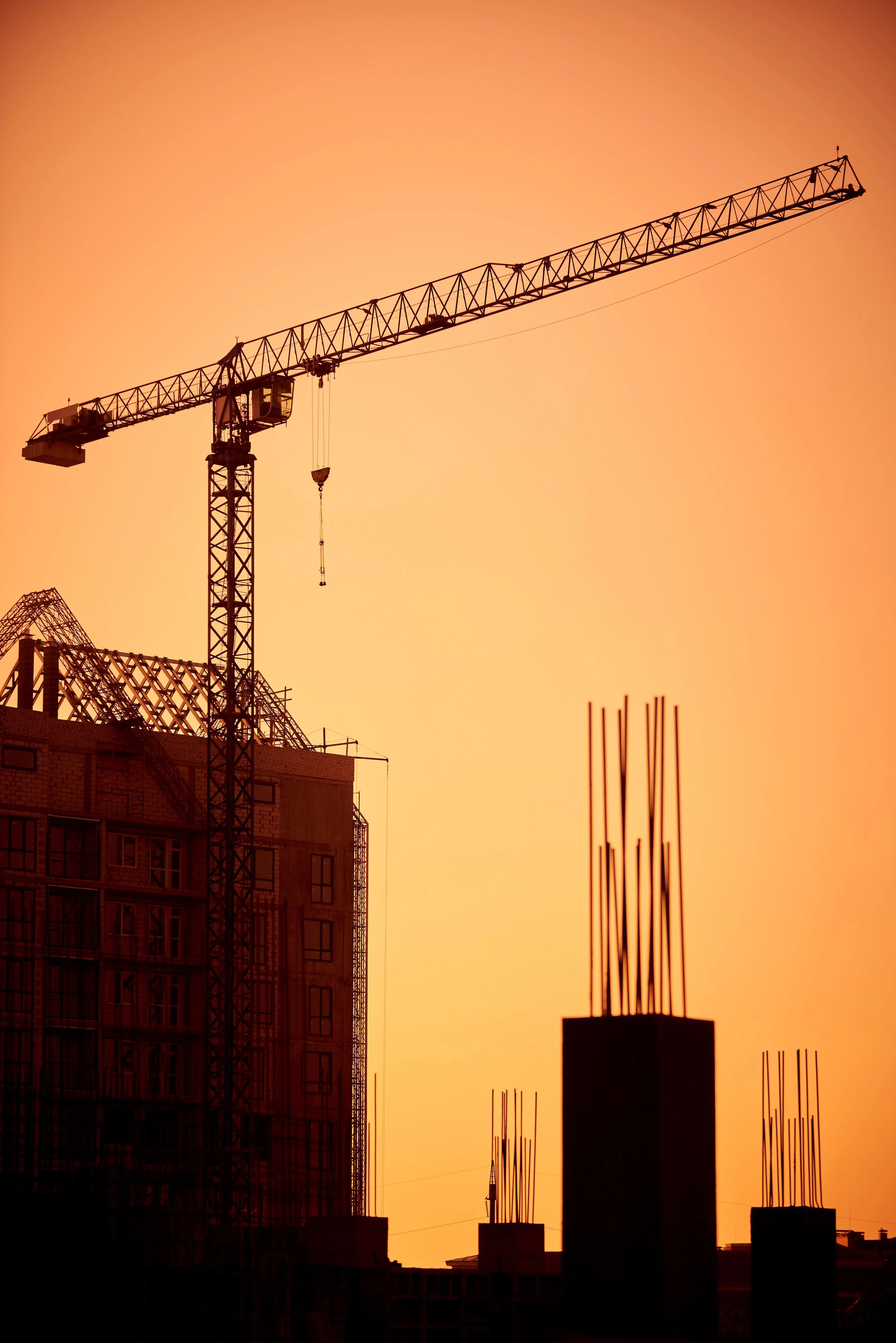 Infraestructura de construcción moderna y maquinaria pesada